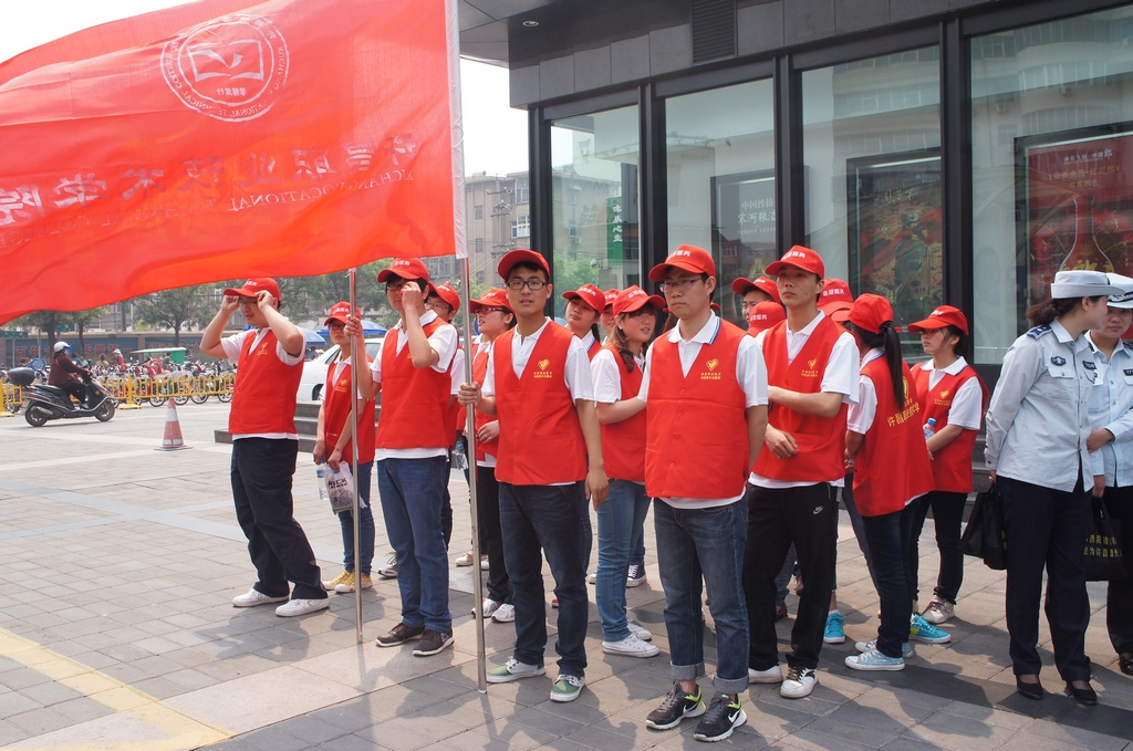 我院青年志愿者参加“美化许昌 我是城市管理员”活动